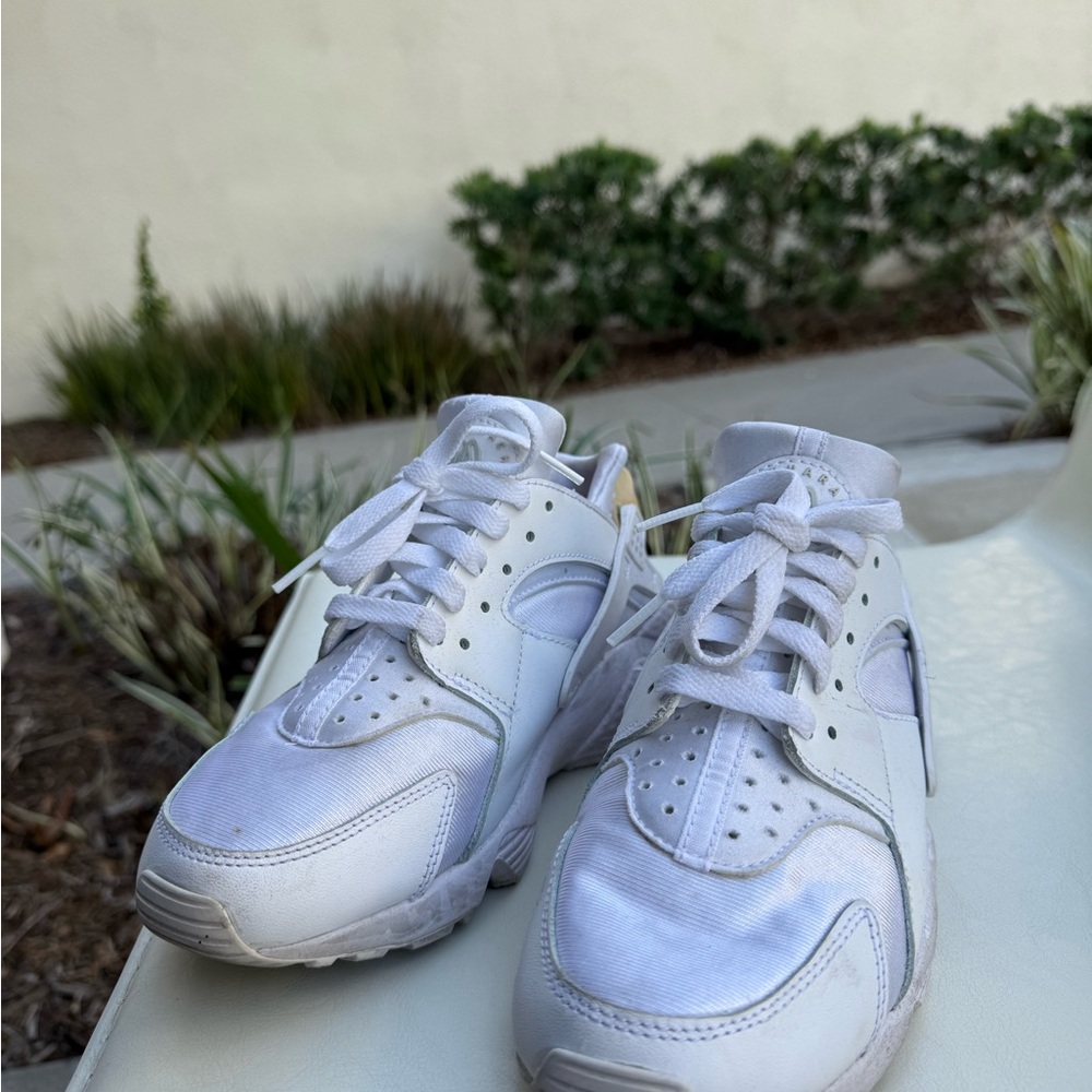 Nike White Women's Sneakers - Picture 2 of 3